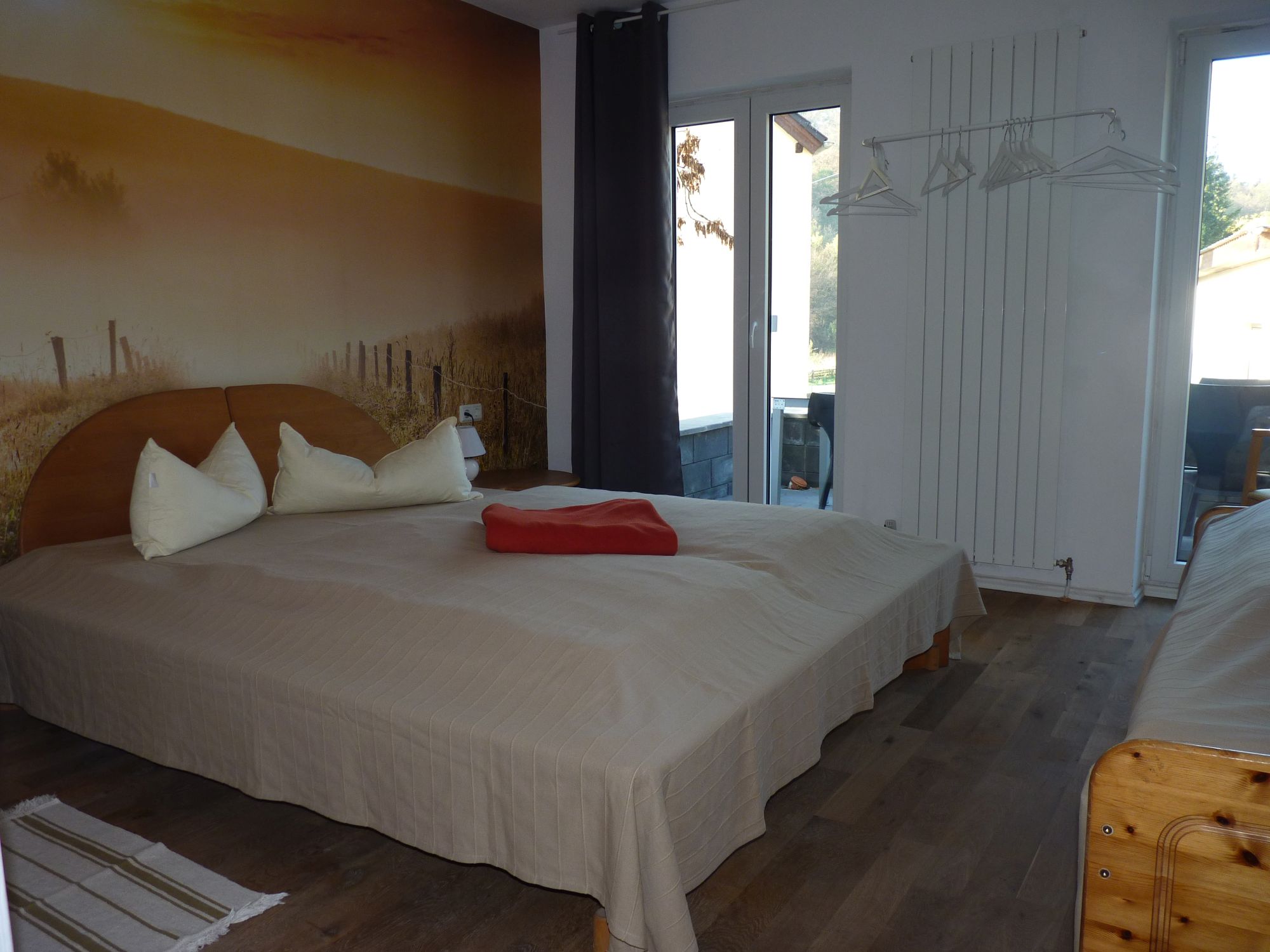 Schlafzimmer EG: Doppelbett (2x 80x200cm) im Ferienhaus Eifel-Atrium im oberen Enztal 