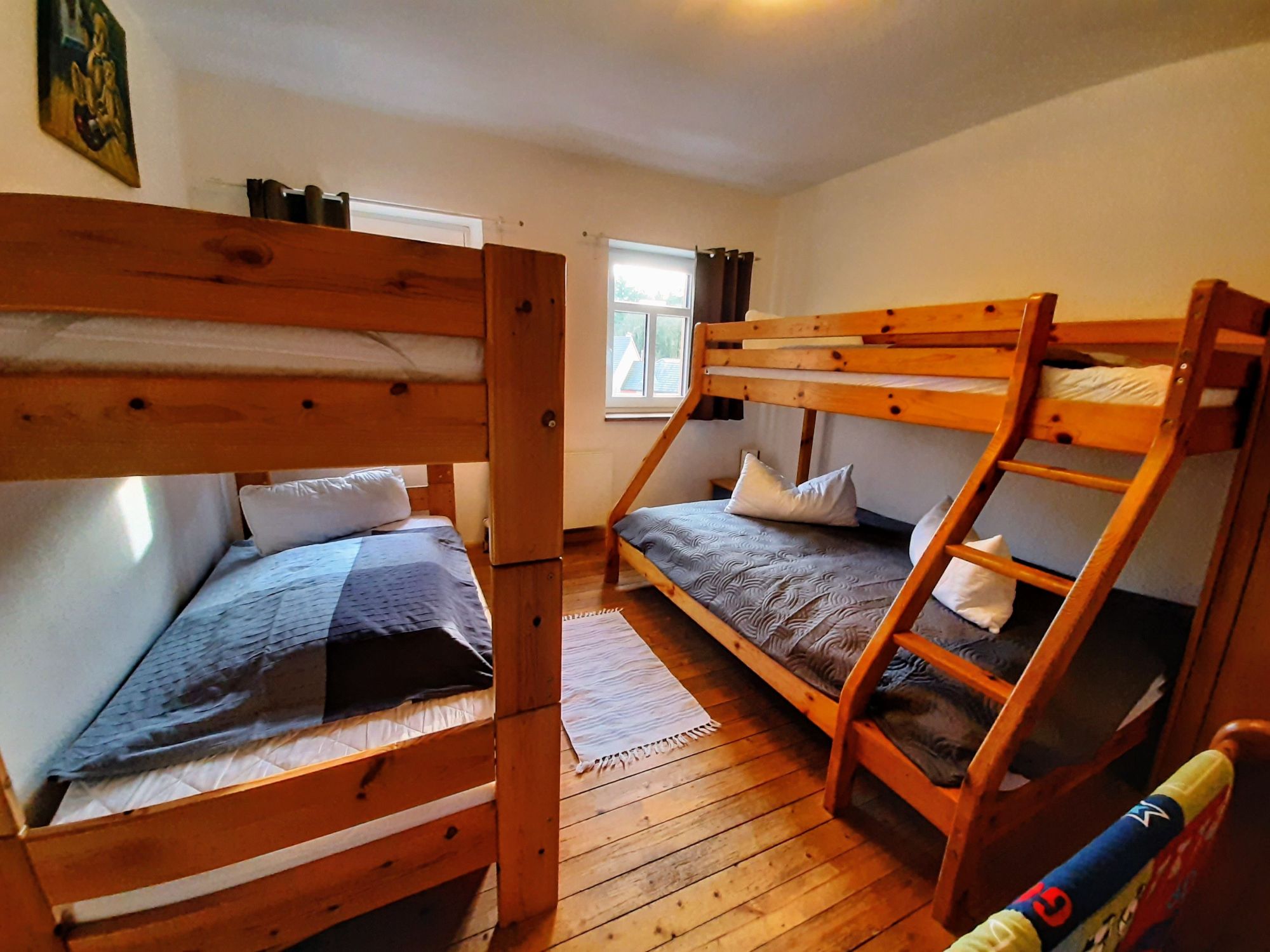 Schlafzimmer Neuerburg mit Katamaran Hochbett im 1 OG für 3 Gäste