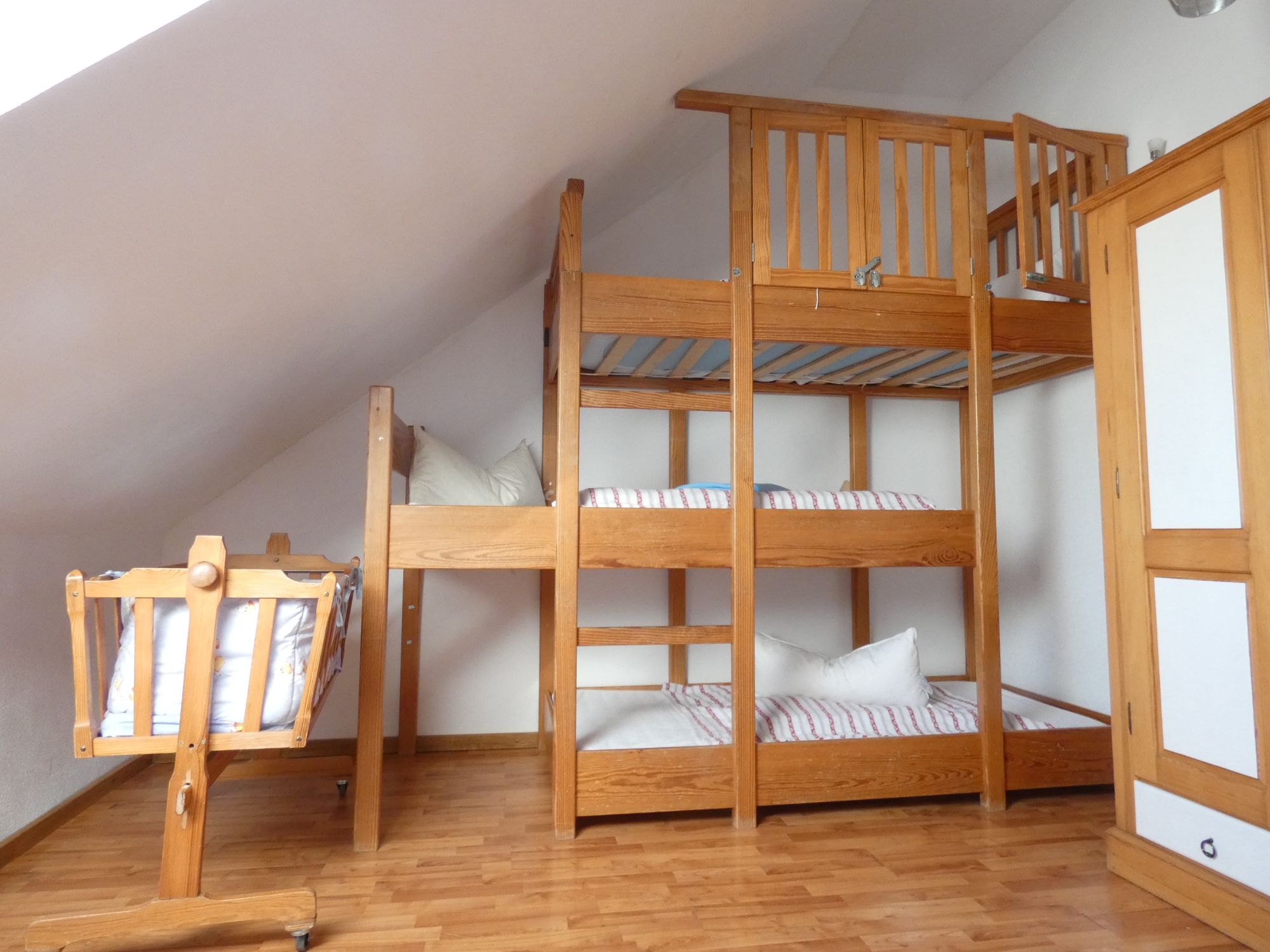 Schlafzimmer Arzfeld mit Dreifach Hochbett im DG - zum Schlafen und Spielen