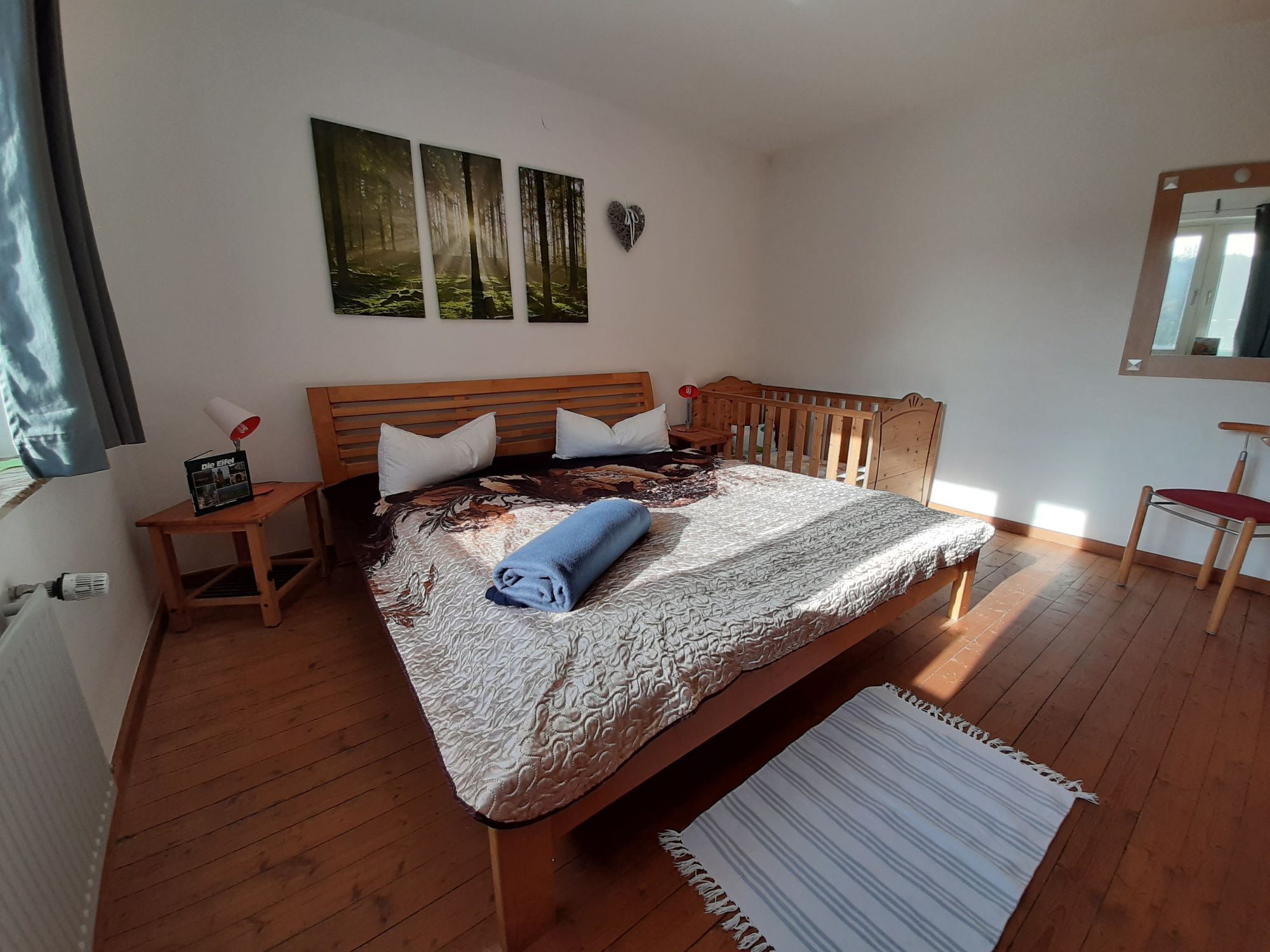 Das Schlafzimmer Our mit Doppelbett des Ferienhauses Engelsdorf Eifel