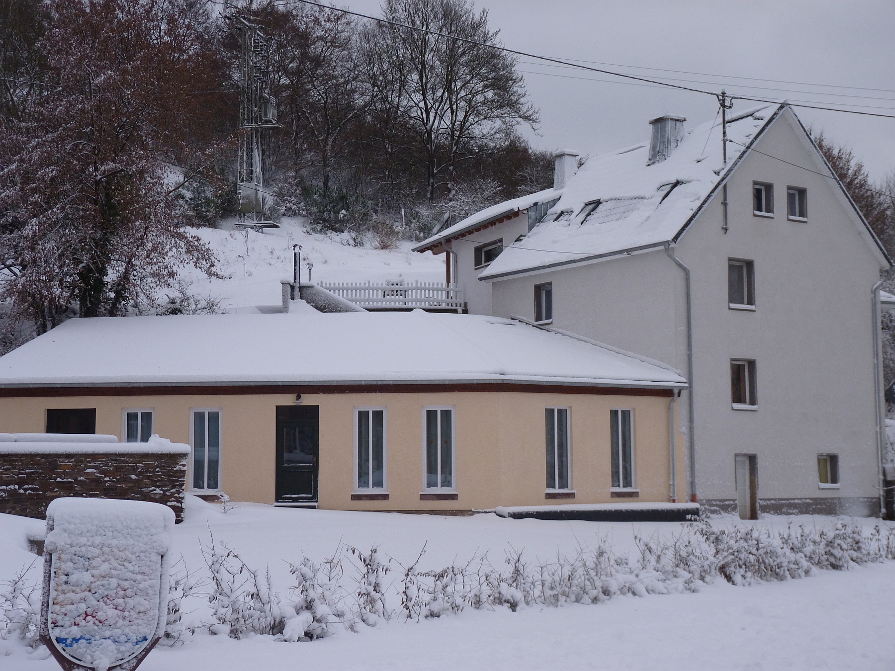 Ferienhaus Engelsdorf im Winter - Gäste-Lounge & Haupthaus
