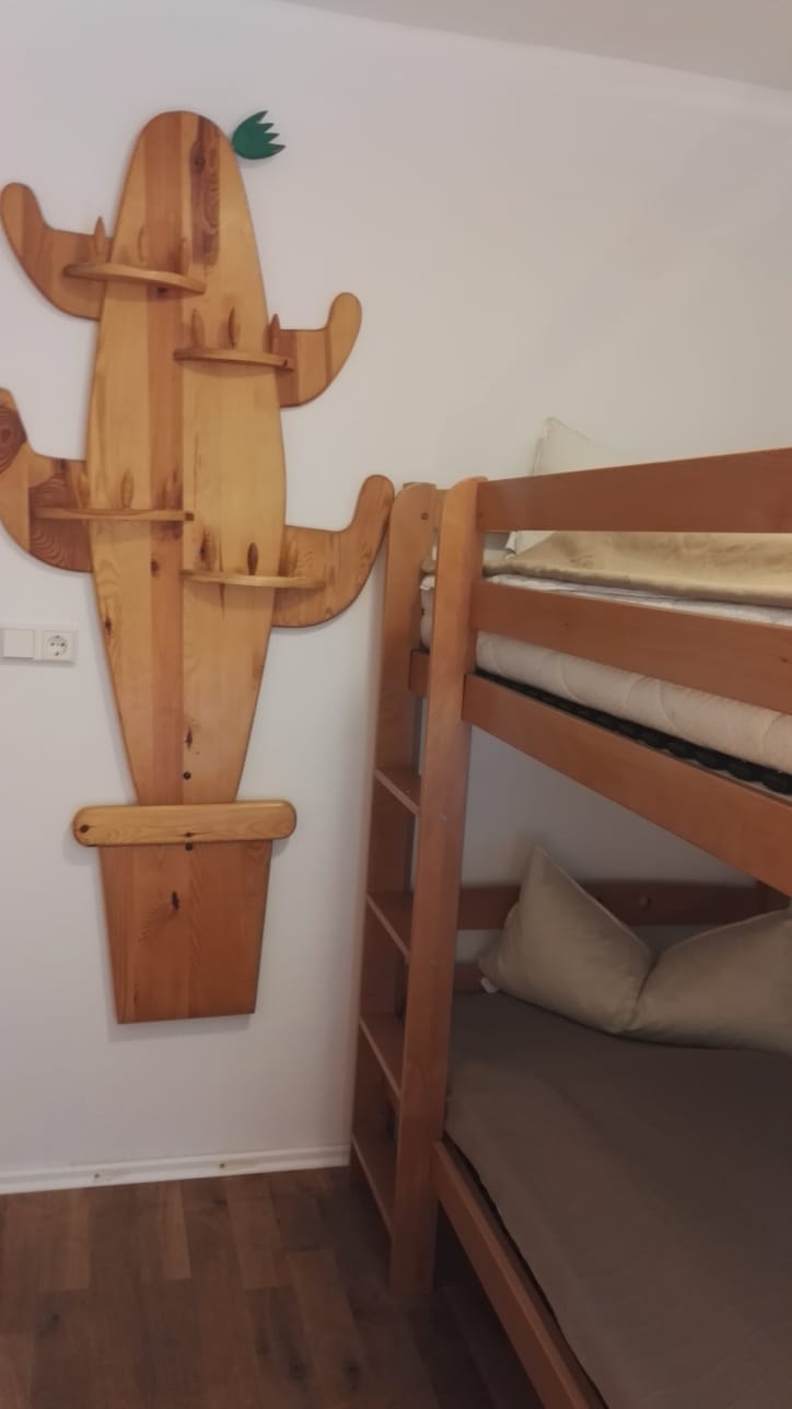 Schlafzimmer Eifelosaurus 1-OG Kaktus-Garderobe 