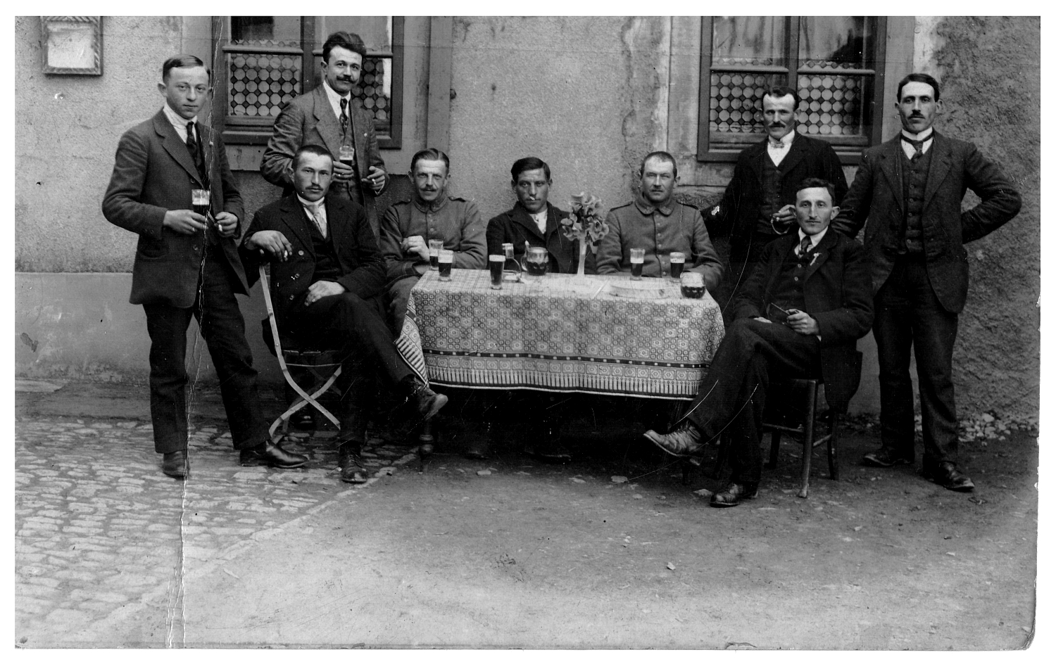Gäste vor dem Gasthaus zur Post um 1910